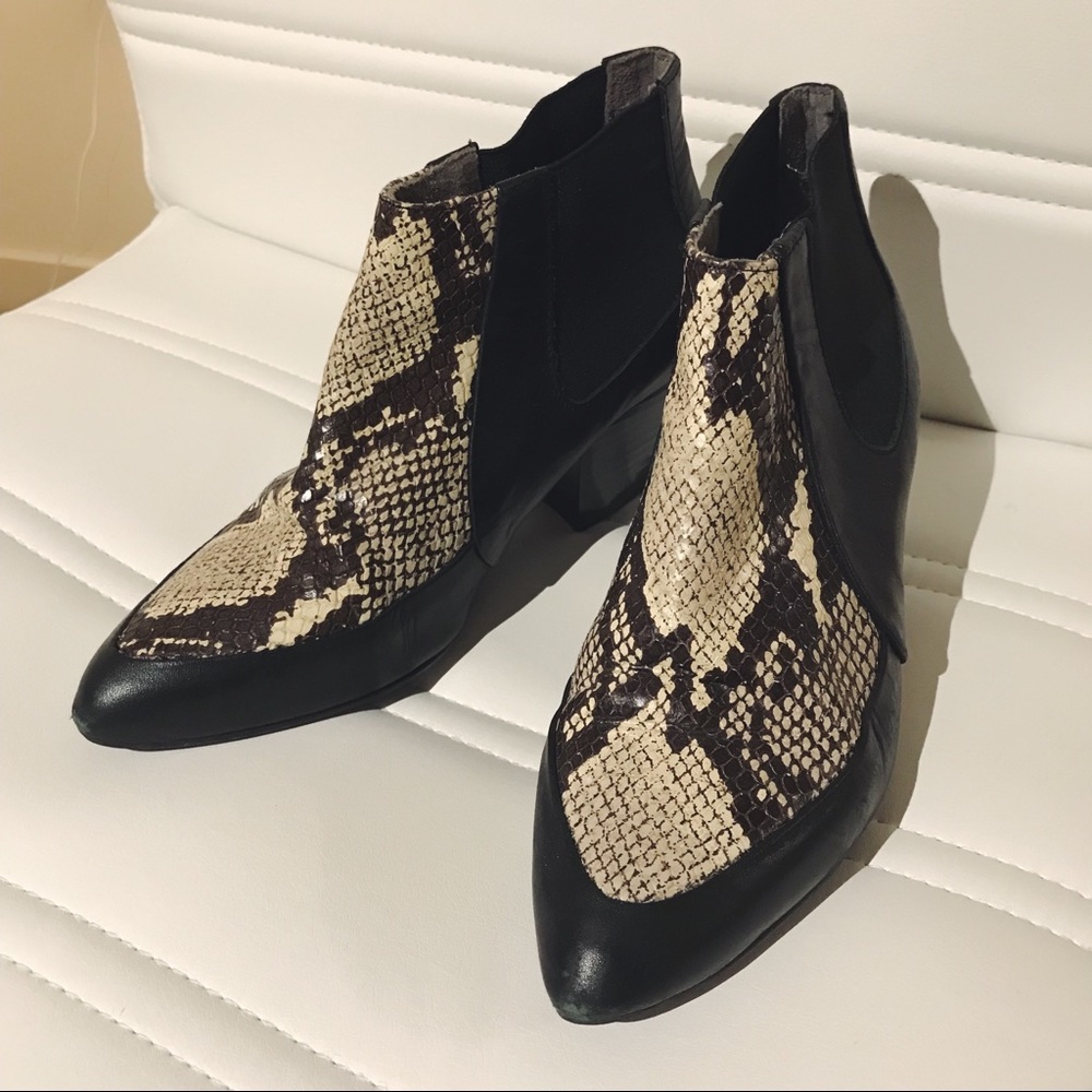 Topshop size 6 women’s snake print shoes